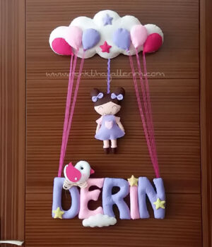 Derin bebek pembe mor kapı süsü kız