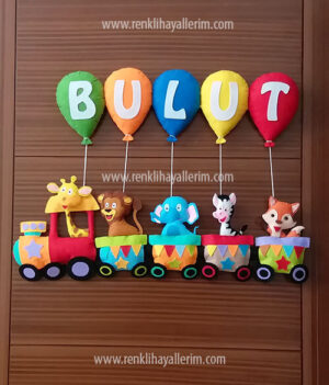 Bulut isimli trenli erkek bebek kapı süsü