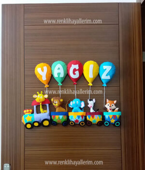 Yağız isimli trenli erkek bebek kapı süsü
