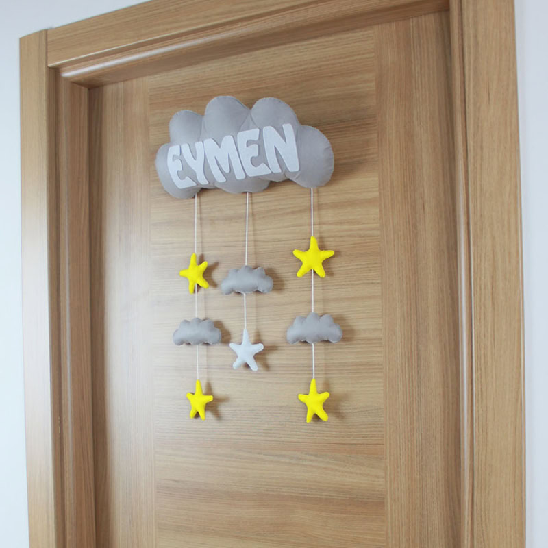 Sarı ve gri/beyaz keçe yıldızlar ve sallantı detayları