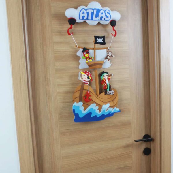 Atlas isimli korsan figürlü bebek çocuk ve hastane odası kapı süsü