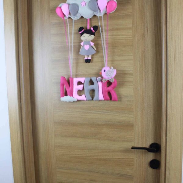 Nehir isimli Pembe Gri Kız kapı süsü