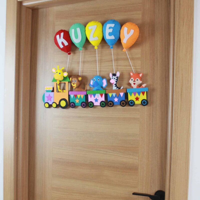 Kuzey isimli tren bebek kapı süsü