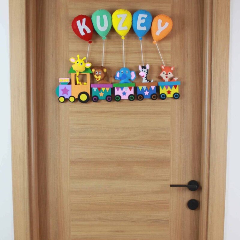 Kuzey isimli tren bebek kapı süsü