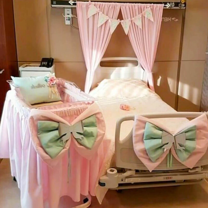 Büyük fiyonklu bebek beşiği ve anne yatağı süsü