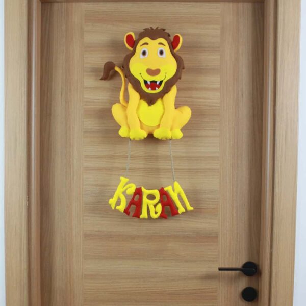 Karan isimli aslan bebek çocuk ve hastane odası kapı süsü