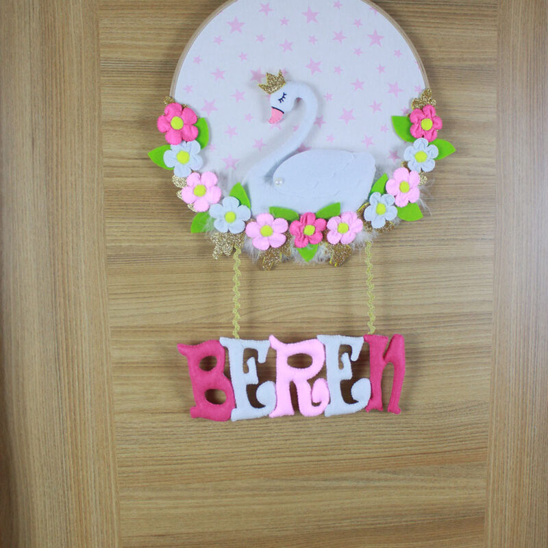 Beren isimli Kuğulu Kasnak Bebek ve Hastane Odası Kapı Süsü