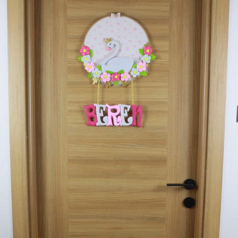 Beren isimli Kuğulu Kasnak Bebek ve Hastane Odası Kapı Süsü