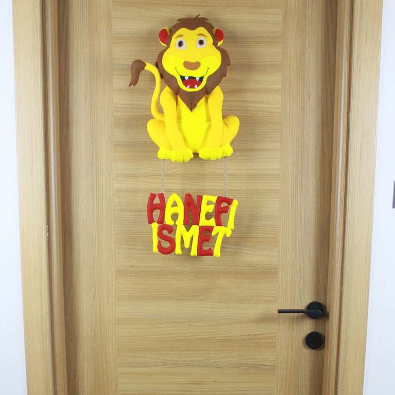 Hanefi İsmet isimli Aslan Bebek Kapı Süsü
