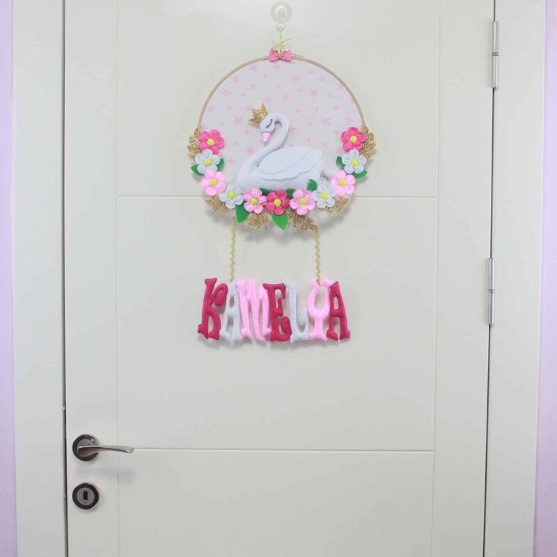 Kamelya isimli Kuğulu Bebek Kapı Süsü