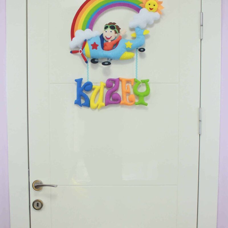 Kuzey isimli Gökkuşağı Pilot Bebek Kapı Süsü