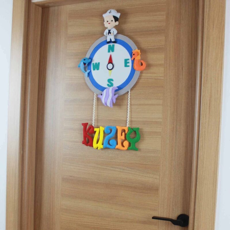 Kuzey isimli Pusula Bebek Kapı Süsü