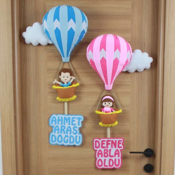 Ahmet Aras ve Defne isimli Kardeşler Balonlu Kapı Süsü