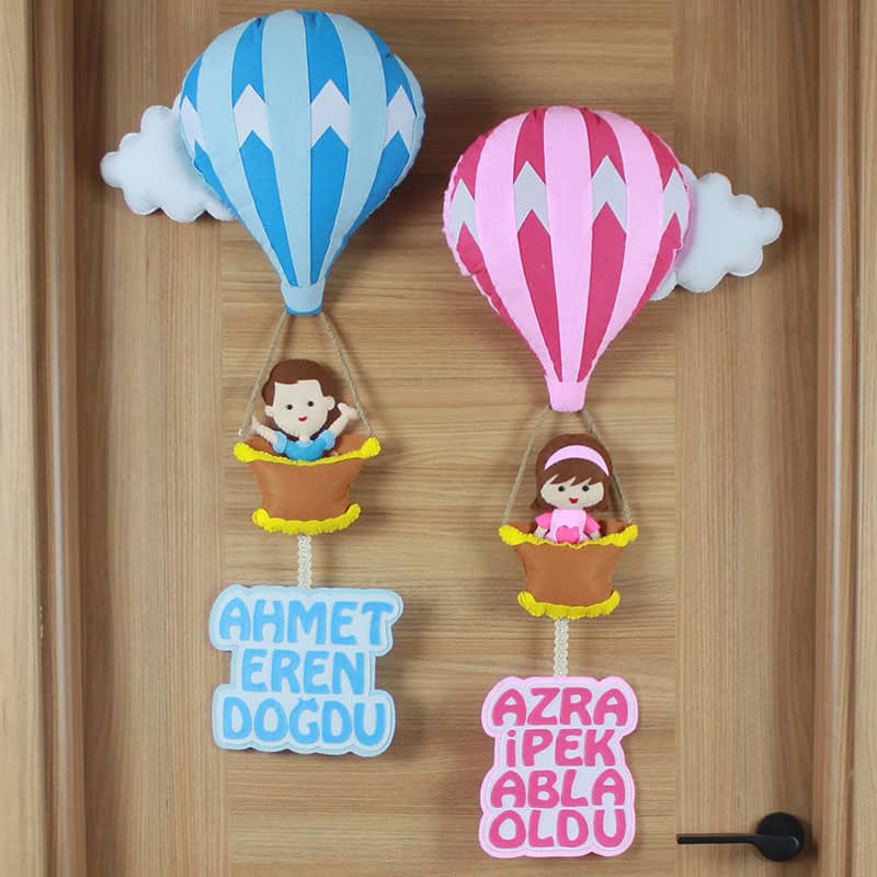 Ahmet Eren ve Azra İpek isimli Kardeşler Balonlu Kapı Süsü
