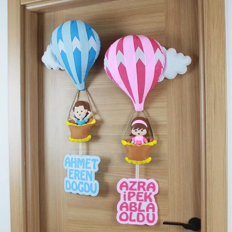 Ahmet Eren ve Azra İpek isimli Kardeşler Balonlu Kapı Süsü