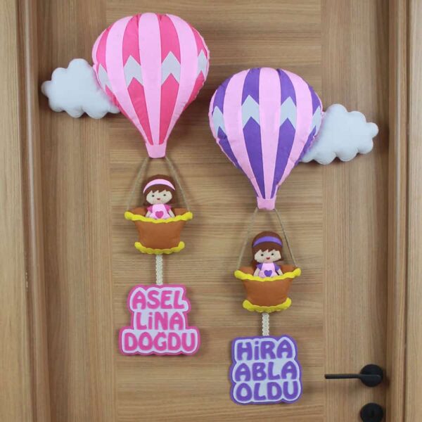 Asel Lina ve Hira isimli Kardeşler Balonlu Kapı Süsü