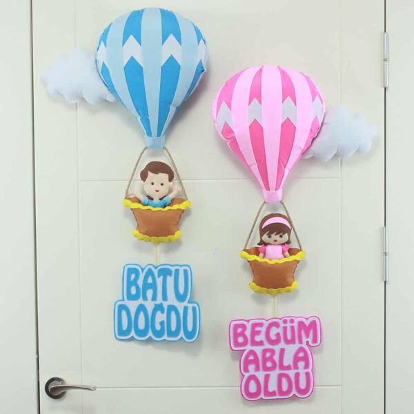 Batu ve Begüm isimli Kardeşler Balonlu Kapı Süsü