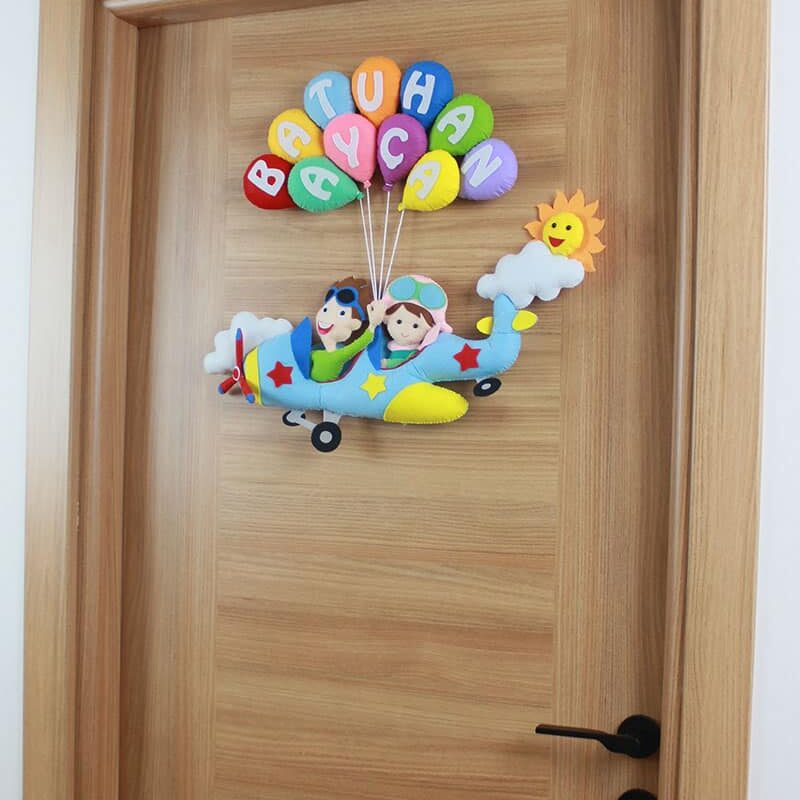 Batuhan ve Ayça isimli Kardeş Pilot Kapı Süsü