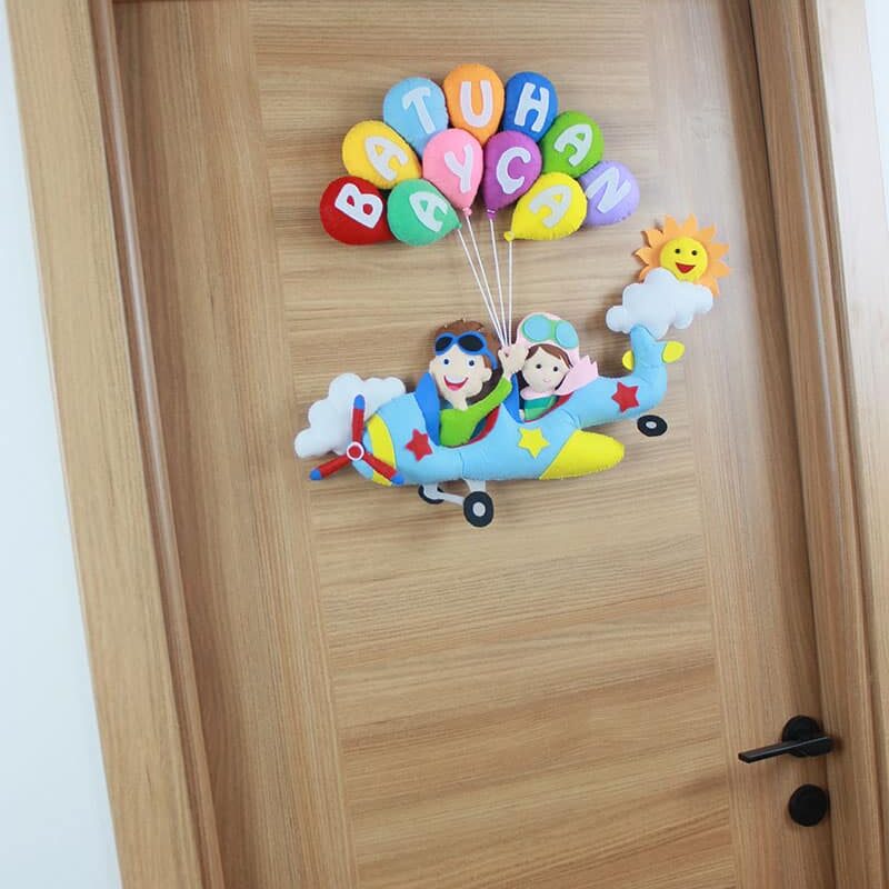Batuhan ve Ayça isimli Kardeş Pilot Kapı Süsü