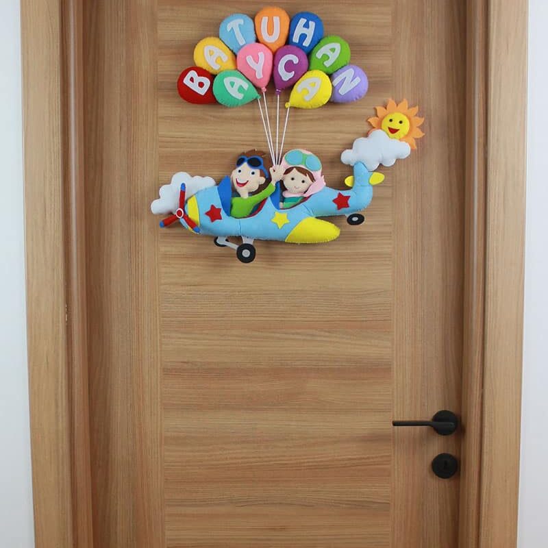 Batuhan ve Ayça isimli Kardeş Pilot Kapı Süsü