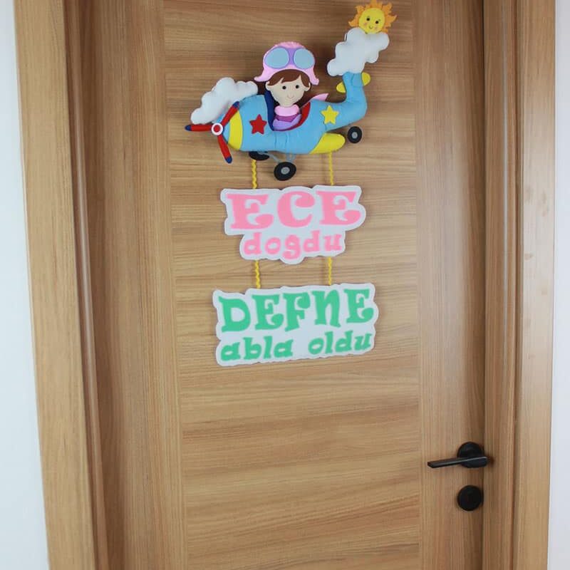 Ece ve Defne isimli Kardeş Pilot Kapı Süsü