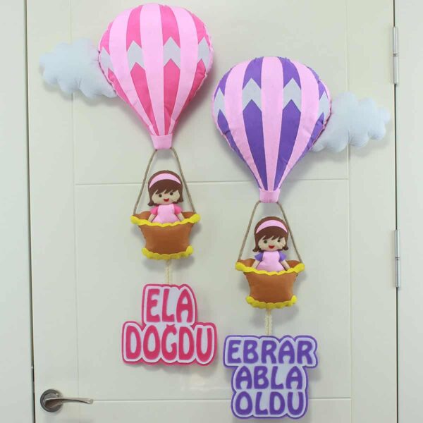Ela ve Ebrar isimli Kardeşler Balonlu Kapı Süsü