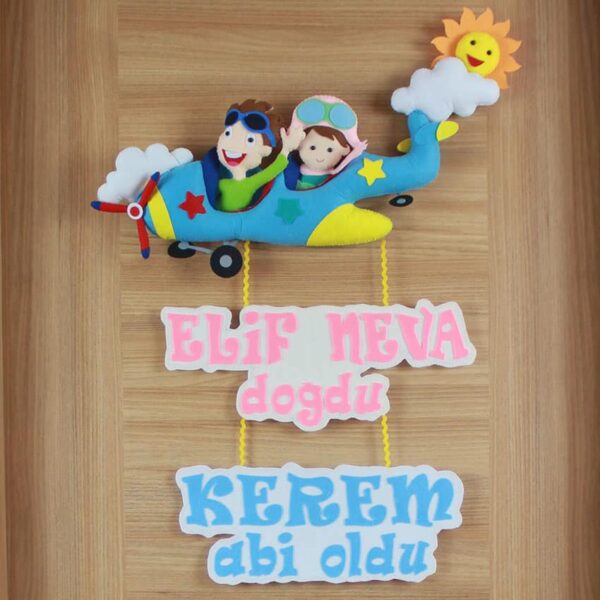 Elif Neva ve Kerem isimli Kardeş Pilot Kapı Süsü