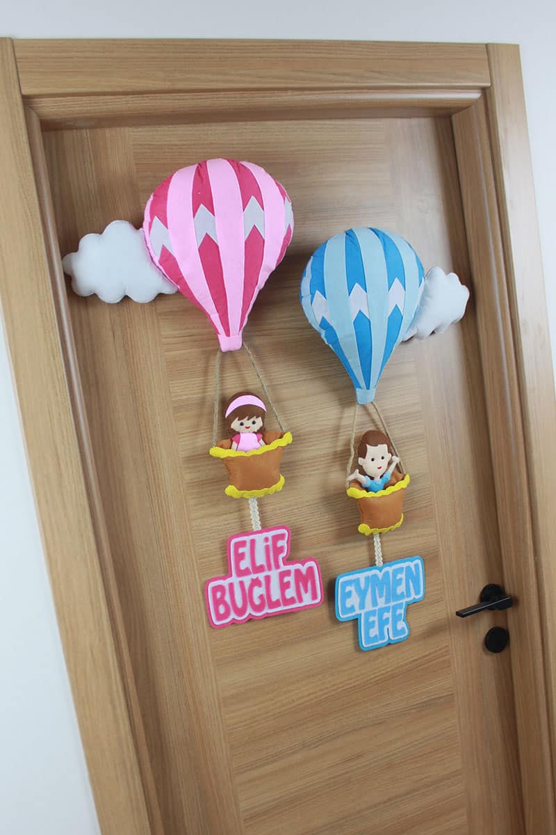 Elif Buğlem ve Eymen Efe isimli Kardeşler Balonlu Kapı Süsü