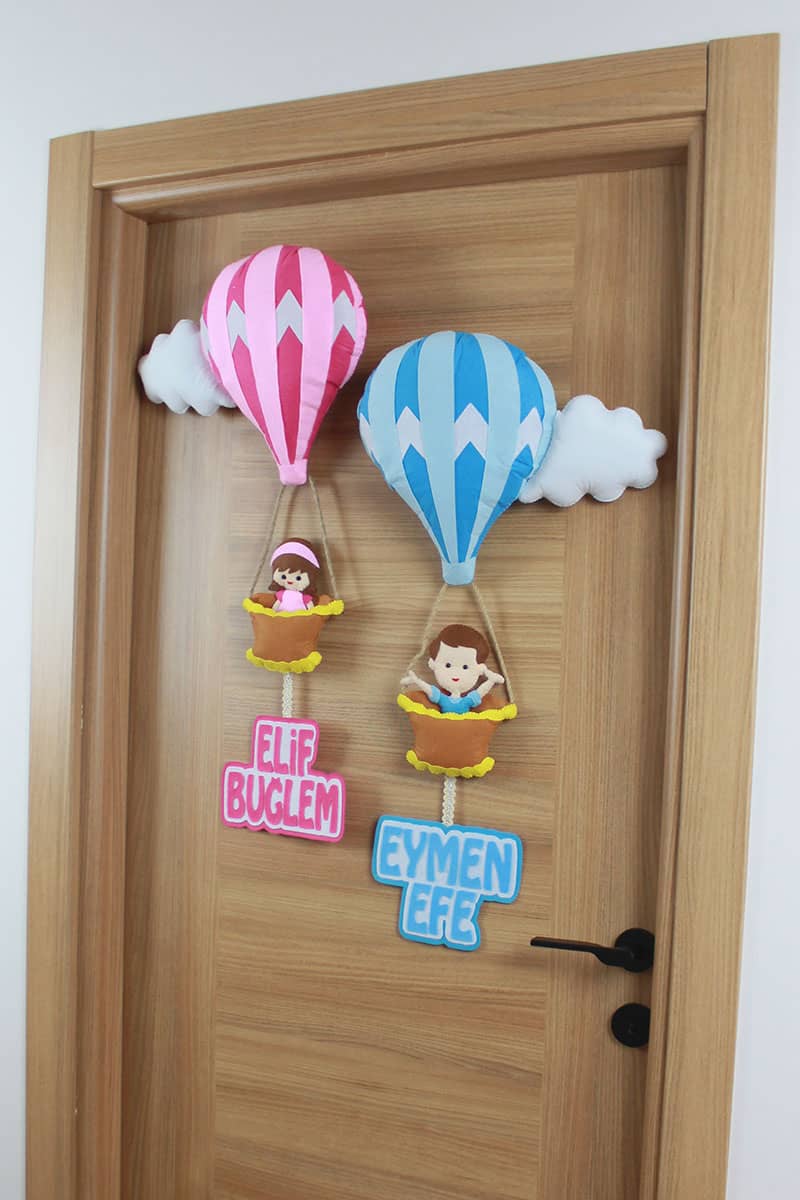 Elif Buğlem ve Eymen Efe isimli Kardeşler Balonlu Kapı Süsü
