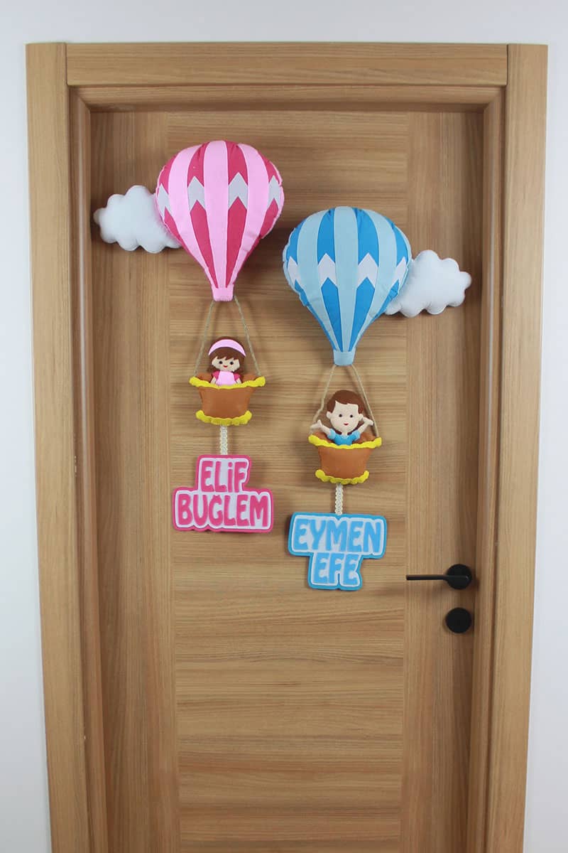 Elif Buğlem ve Eymen Efe isimli Kardeşler Balonlu Kapı Süsü