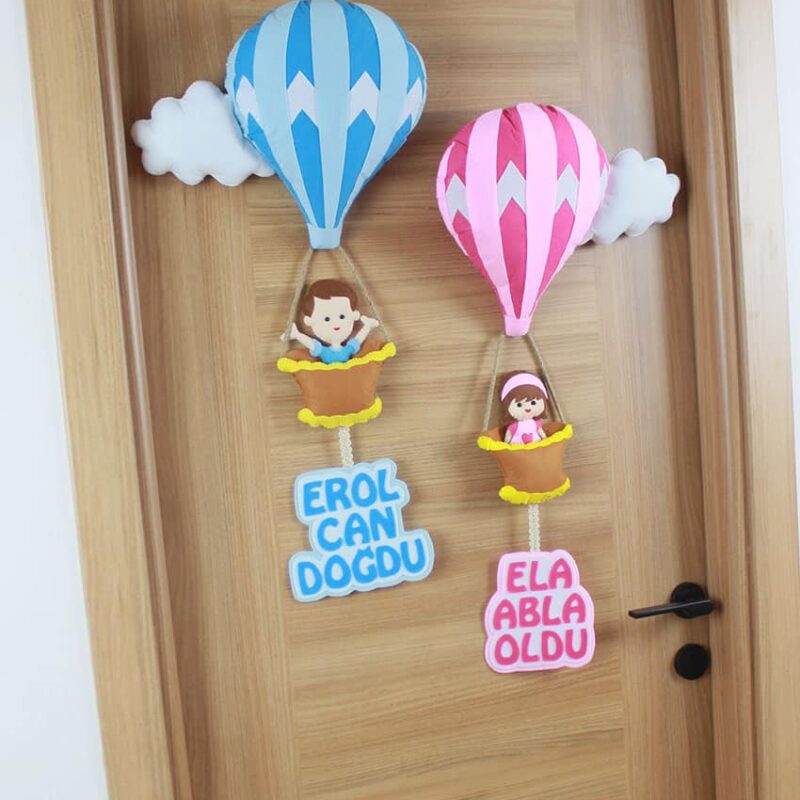 Erol Can ve Ela isimli Kardeşler Balonlu Kapı Süsü