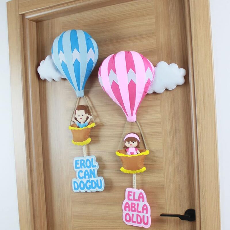 Erol Can ve Ela isimli Kardeşler Balonlu Kapı Süsü