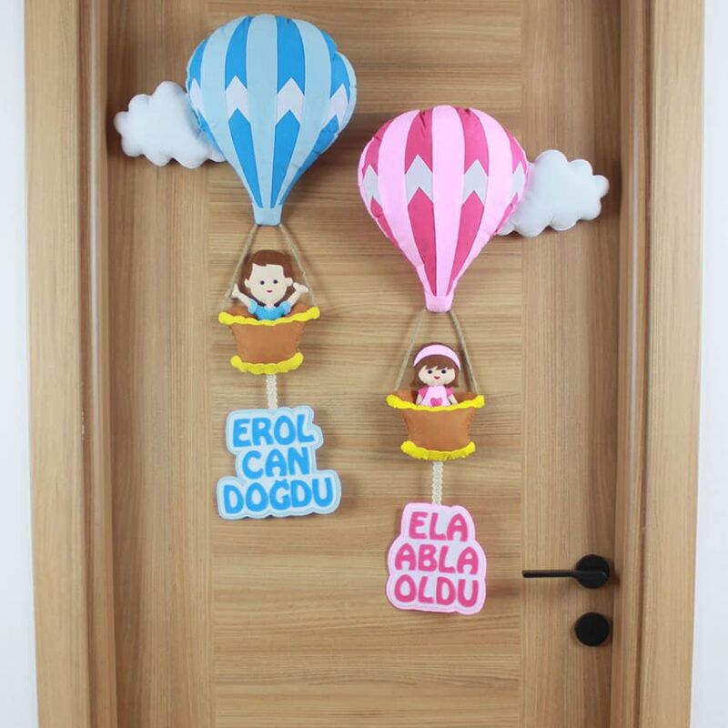 Erol Can ve Ela isimli Kardeşler Balonlu Kapı Süsü