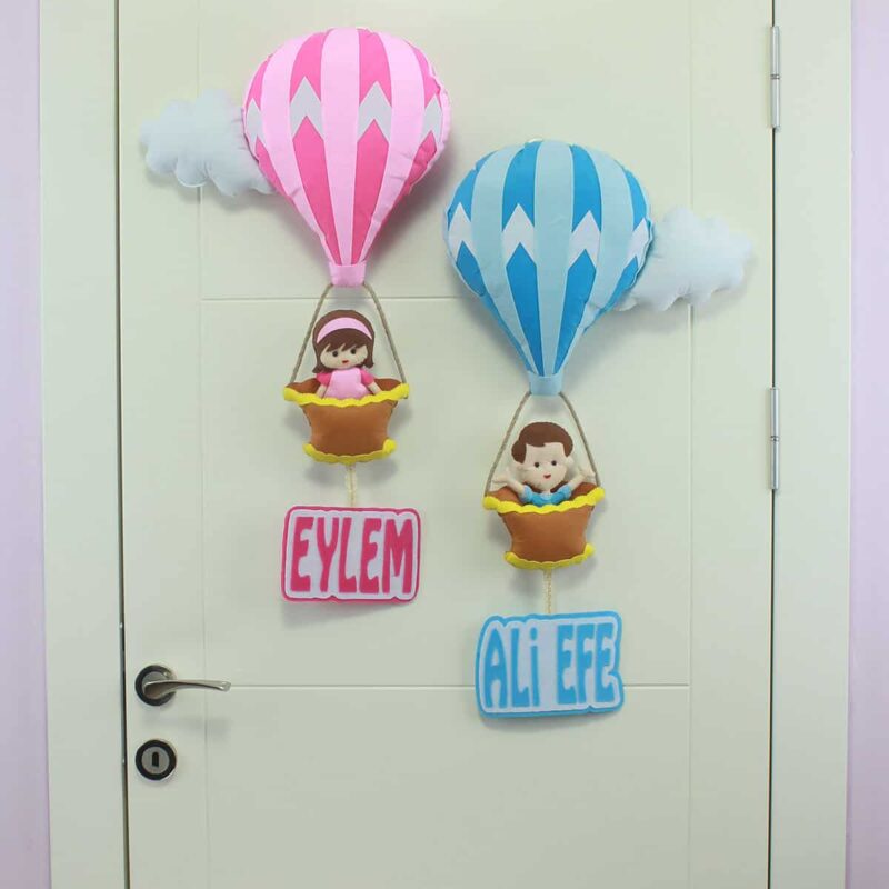 Eylem ve Ali Efe isimli Kardeşler Balonlu Kapı Süsü