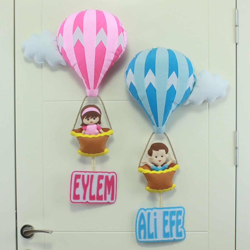Eylem ve Ali Efe isimli Kardeşler Balonlu Kapı Süsü