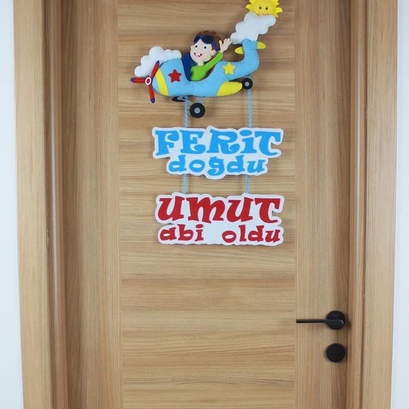 Ferit ve Umut isimli Kardeş Pilot Kapı Süsü