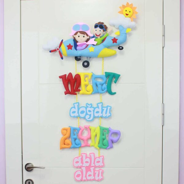Mert ve Zeynep isimli Kardeş Pilot Kapı Süsü