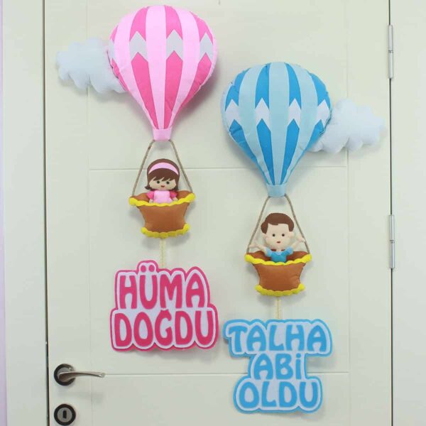 Hüma ve Talha isimli Kardeşler Balonlu Kapı Süsü