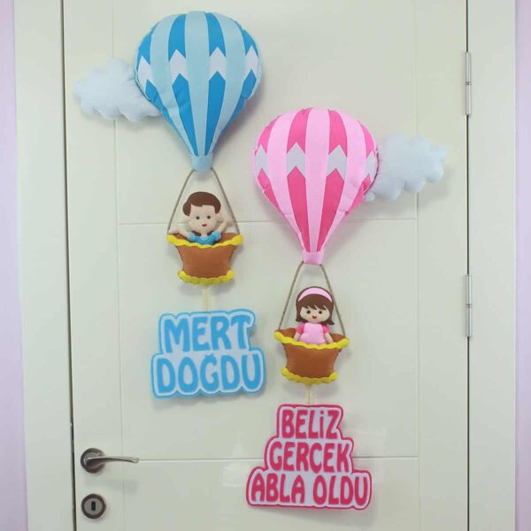 Mert ve Beliz isimli Kardeşler Balonlu Kapı Süsü