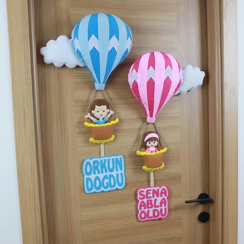 Orkun ve Sena isimli Kardeşler Balonlu Kapı Süsü