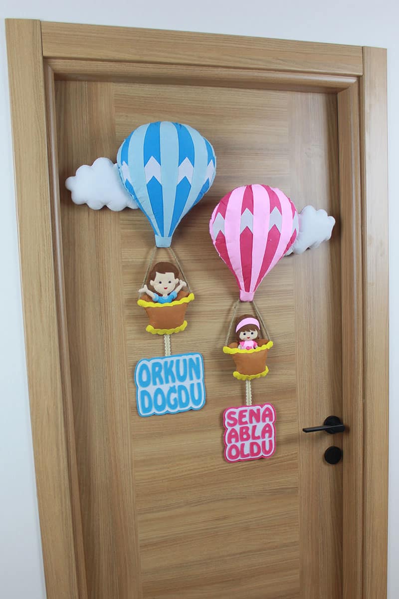 Orkun ve Sena isimli Kardeşler Balonlu Kapı Süsü