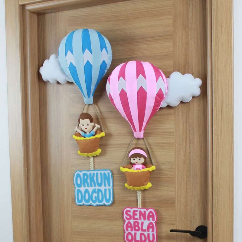 Orkun ve Sena isimli Kardeşler Balonlu Kapı Süsü