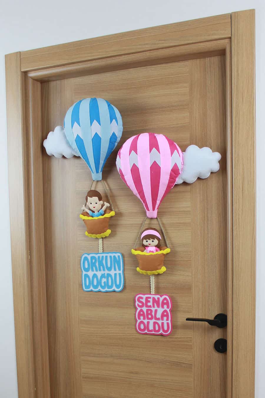 Orkun ve Sena isimli Kardeşler Balonlu Kapı Süsü