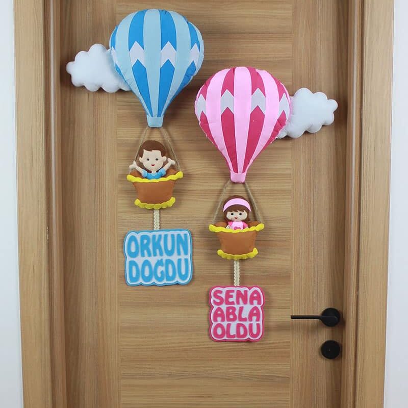 Orkun ve Sena isimli Kardeşler Balonlu Kapı Süsü