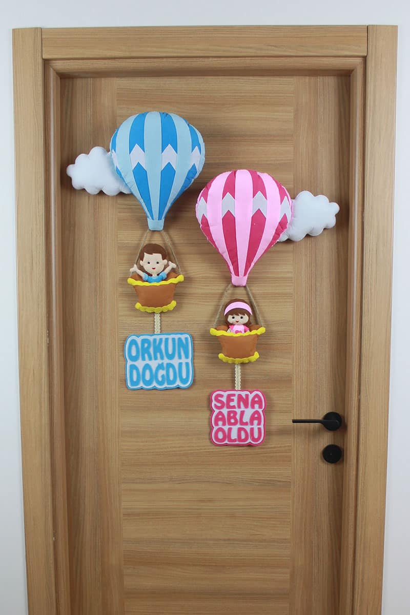Orkun ve Sena isimli Kardeşler Balonlu Kapı Süsü