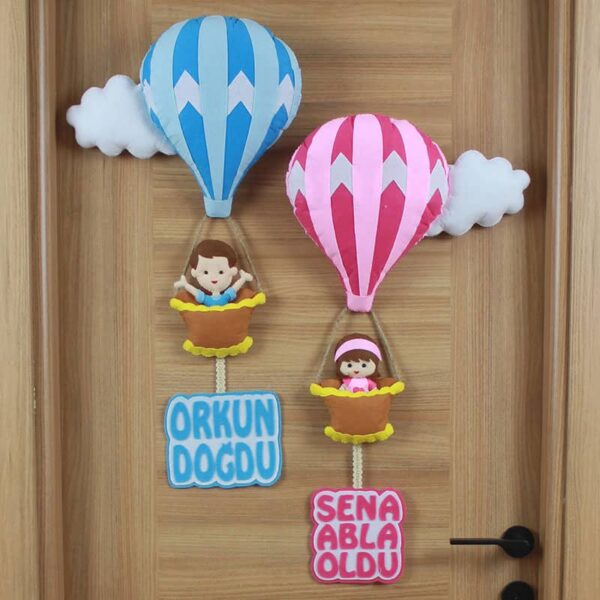 Orkun ve Sena isimli Kardeşler Balonlu Kapı Süsü