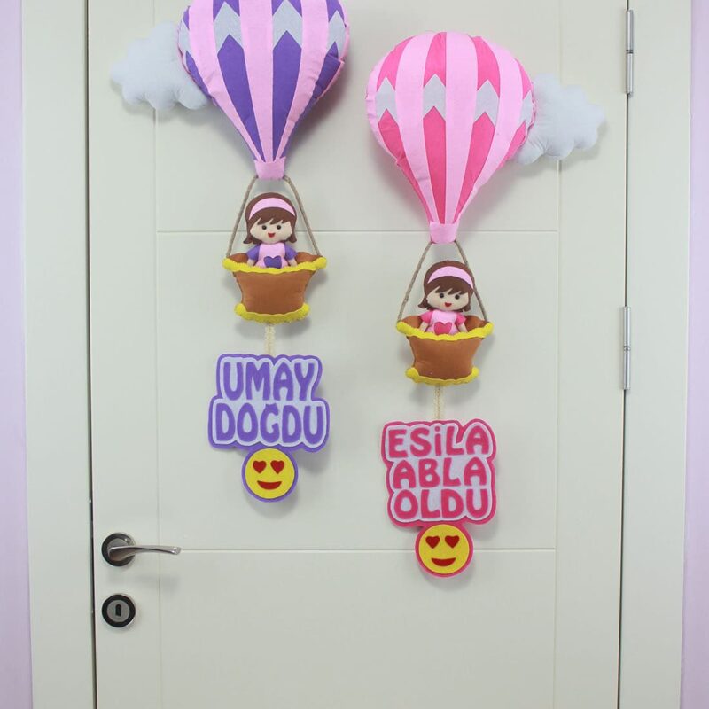 Umay ve Esila isimli Kardeşler Balonlu Kapı Süsü