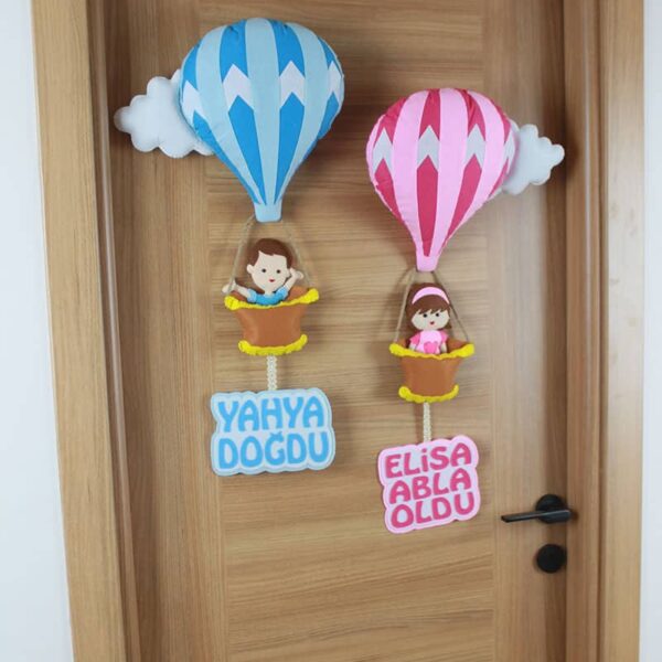 Yahya ve Elisa isimli Kardeşler Balonlu Kapı Süsü