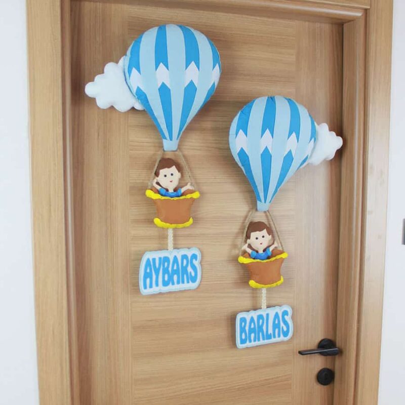 Aybars ve Barlas isimli Kardeşler Balonlu Kapı Süsü