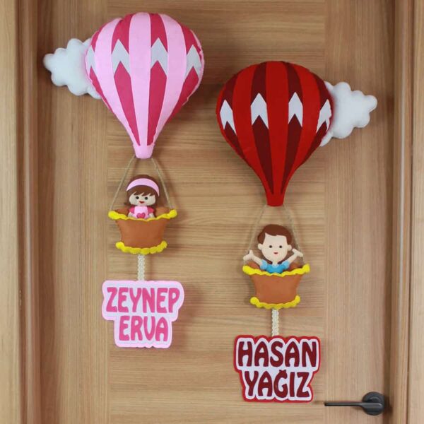 Zeynep Erva ve Hasan Yağız isimli Kardeşler Balonlu Kapı Süsü